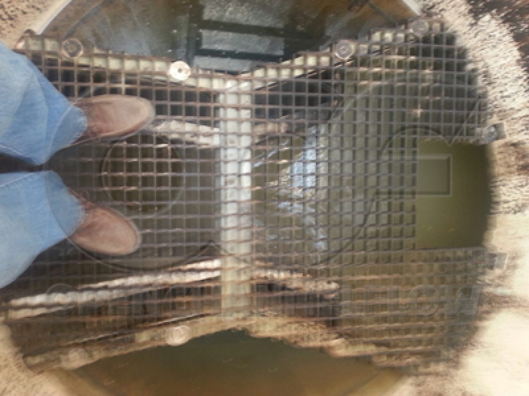 Nested Cutthroat flume manhole without a manhole bench