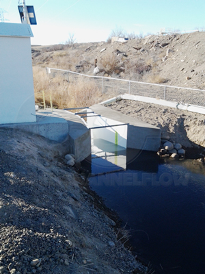 Cooling water parshall flume installed in an earthen channel