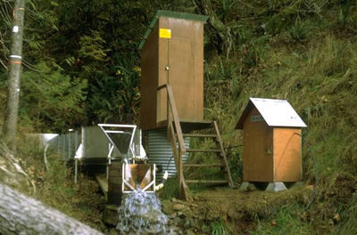 Elevated aluminum H flume installation