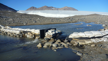 Unexpected melt flow breaching wing walls next to a Parshall flume