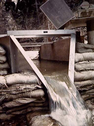free spilling discharge out of a H flume